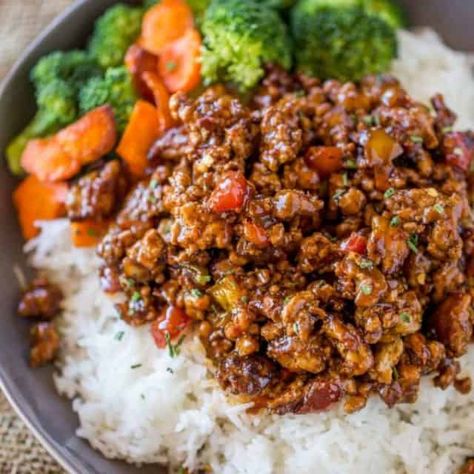 Easy Ground Sesame Chicken Recipe - Dinner, then Dessert General Tao Chicken, Chicken Delight, Ground Beef And Broccoli, Kung Pao Chicken Recipe, General Tso's Chicken, Dinner Then Dessert, Beef Bowls, Ground Chicken Recipes, Broccoli Beef