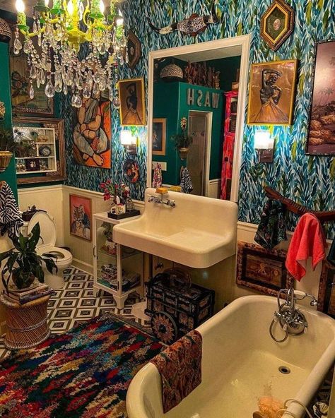 Bohemian Bathroom Ideas, Maximalist Bathroom, Wooden Bath Panel, Funky Bathroom, Boho Bathroom Ideas, Doll Miniatures, Bohemian Bathroom, Bohemian Style Interior, Boho Bathroom Decor