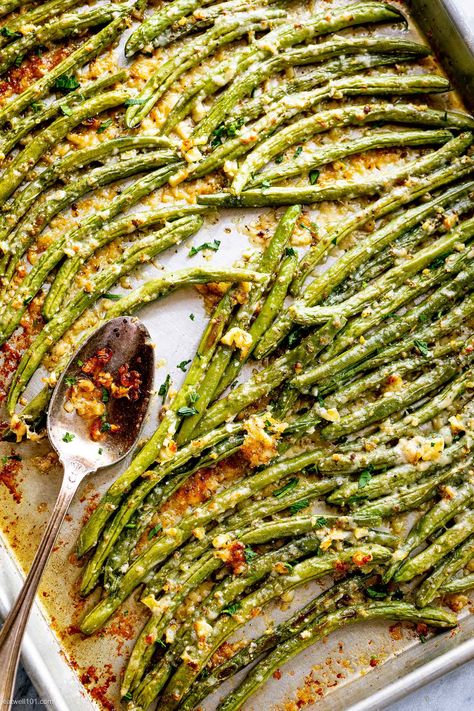 Roasted Garlic Parmesan Green Beans - #greenbeans #recipe #eatwell101 - These epic roasted garlic parmesan green beans are crispy and golden on the outside, yet tender on the inside. - #recipe by #eatwell101® Parmesan Green Bean Recipes, Garlic Parmesan Green Beans, Parmesan Roasted Green Beans, Parmesan Green Beans, Roasted Vegetable Recipes, Roasted Green Beans, Green Bean Recipes, Veggie Side Dishes, Deilig Mat