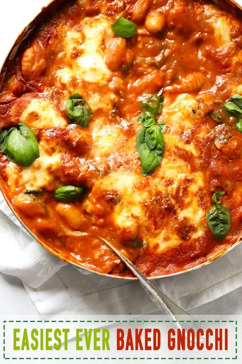 BAKED GNOCCHI - This healthy vegetarian Baked Gnocchi recipe is so quick and tasty. A super simple sauce, packed with spinach and tomatoes, is topped with mozzarella cheese for the perfect easy comfort food supper. Bake in the oven, al fredo for a crispy cheesy meal! #tamingtwins #quickdinner #bakedgnocchi #gnocchi #italianfood #italianrecipe Recipe With Mozzarella, Tortellini Pesto, Ricotta Sauce, Baked Ricotta, Ricotta Gnocchi, Baked Gnocchi, Gnocchi Recipe, Easy Tomato Sauce, Mozzarella Recipes