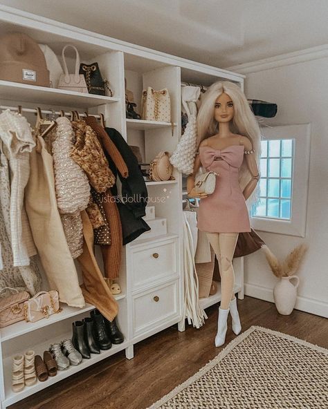 Dollhouse Plans, Doll Rooms, Realistic Barbie, Barbie Pics, House Closet, Barbie Things, Barbie Car, Modern Dollhouse Furniture, Barbies Pics