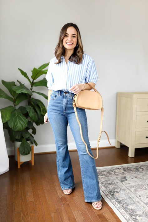 Jeans Outfits 2023, Outfit Ideas With Flare Jeans, Flared Jeans Outfit Ideas, Bootcut Jeans Outfit Summer, Kick Flare Jeans Outfit, Flare Denim Outfit, Flared Jeans Outfit Summer, Flare Jeans Outfit Spring, Outfit Ideas Latina