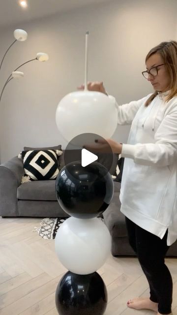 Standing Balloon Topiaries Diy, Free Standing Balloons, Ballon Tower Ideas, How To Make Balloon Towers, Balloon Hacks Diy, Bobo Balloon Ideas Birthday, Happy New Year Decoration Party, Bono Balloons, Balloon Stands Columns