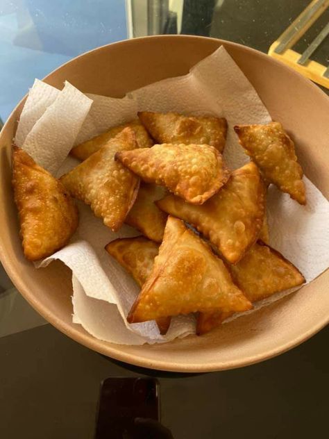 Chicken 🐔 Samosas Samosas Aesthetic, Samosa Aesthetic, Tanishka Core, Chicken Samosas, Iftar Food, Chicken Samosa, Samosa Recipe, Halal Recipes, Food O