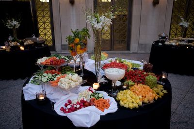 Fruit Table Round Table Buffet Setup, Taco Bar Catering, Wedding Catering Display, Buffet Table Settings, Buffet Setup, Party Food Bars, Breakfast Catering, Buffet Set Up, Fruit Table