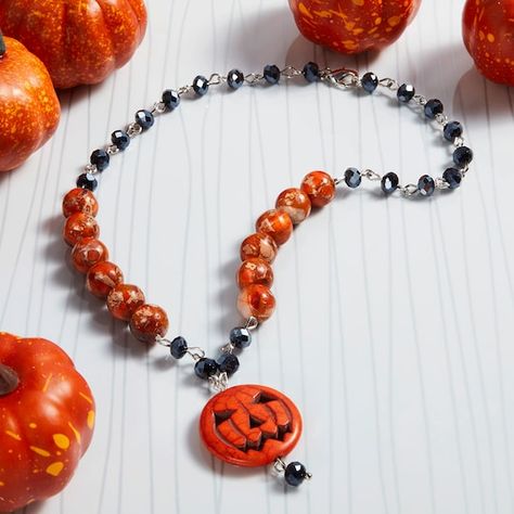 Beaded Pumpkin Necklace Halloween Beaded Necklace, Halloween Necklace Diy, Halloween Jewlery, Long Beaded Necklaces, Fall Bracelets, Beaded Pumpkin, Halloween Jewelry Diy, Halloween Jewellery, King Necklace