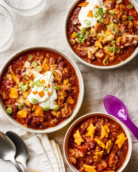 Need family dinner ideas? They are all here. White Bean Chili Recipe, Easy Turkey Chili, Ground Turkey Recipes Easy, Bean Nachos, Slow Cooker Turkey Chili, Classic Turkey, Steak Dishes, Chili Recipe Turkey, Pumpkin Chili