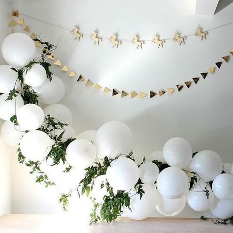 White Balloon Garland with Leaves - decorating tips and ideas for your special occasion. Do It Yourself, tutorials and how to's for your own event decoration #decorations #partydecorations #specialoccasions #diydecorations Unicorn Garland, 16 Balloons, Dekor Diy, Baby Shower Inspiration, White Balloons, Deco Floral, Gender Neutral Baby Shower, Neutral Baby Shower, Baby Shower Balloons