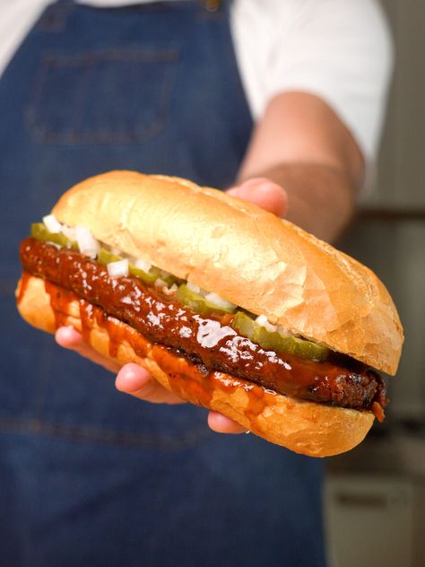 Vegan McRib - Thee Burger Dude The Burger Dude, Veggie Lunches, Vegan Copycat, Current Recipes, Vegan Mcdonalds, Vegetarian Burgers, Vegan Barbecue, Jackfruit Recipes, Course Ideas