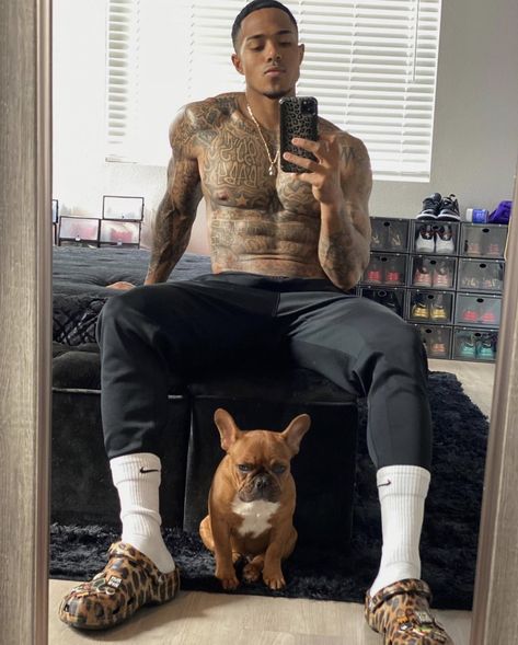 Muscular black man with tattoos taking a mirror selfie with his brown dog Tall Black Men, Dark Skin Men, Dope Outfits For Guys, Italian Men, Instagram Outfits, Aesthetic Guys, Muscular Men, Cute Puppy, Well Dressed Men