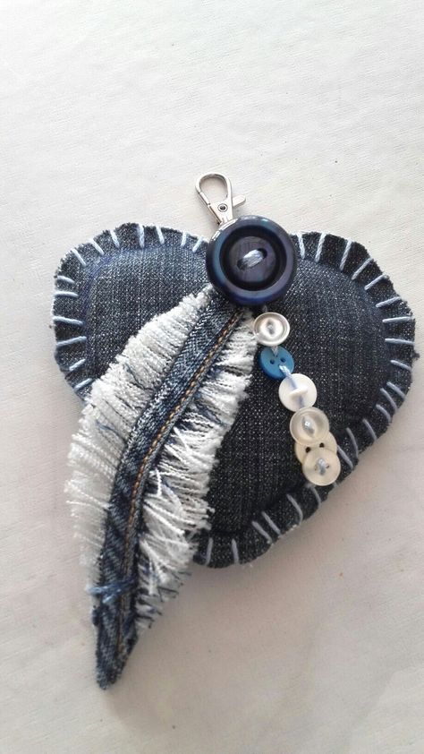 Återvinna Jeans, Artisanats Denim, Denim Scraps, Denim Crafts Diy, Blue Jeans Crafts, Fabric Christmas Ornaments Diy, Christmas Ornaments Diy, Fabric Hearts, Denim Jewelry