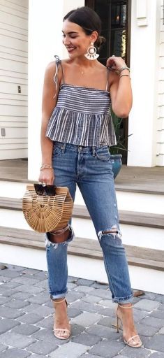 This is one of the preppy and casual family cookout outfit ideas! #summerfashion #summerparty #summeroutfit #jeans #basketbag Cookout Outfit, Mode Shoes, Ropa Diy, Ținută Casual, Elegantes Outfit, Carrie Bradshaw, Inspired Outfits, 여자 패션, Looks Style