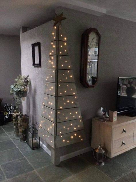 Wood Corner Tree...these are the most Creative Christmas Trees! Christmas Projects For Kids, Corner Christmas Tree, Family Trees Diy, Christmas Decorations Apartment, Wall Christmas Tree, Christmas Apartment, Creative Christmas Trees, Alternative Christmas Tree, Unique Christmas Trees