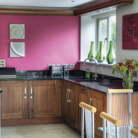 Love the colours in this kitchen...raspberry paint, walnut cabinets and green accessories Raspberry Kitchen, Pink Kitchen Walls, Hot Pink Kitchen, Pink Kitchen Cabinets, French Kitchen Decor, Blue Kitchen Decor, Free Kitchen Design, Walnut Kitchen, White Kitchen Decor