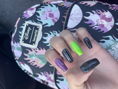 Halloween Nails Beetlejuice, Acrylics Simple, Halloween Nails Spooky, Simple Halloween Nails, Medium Coffin Nails, Claws Makeup, Nails Medium Coffin, Coffin Shaped Nails, Nails Spooky