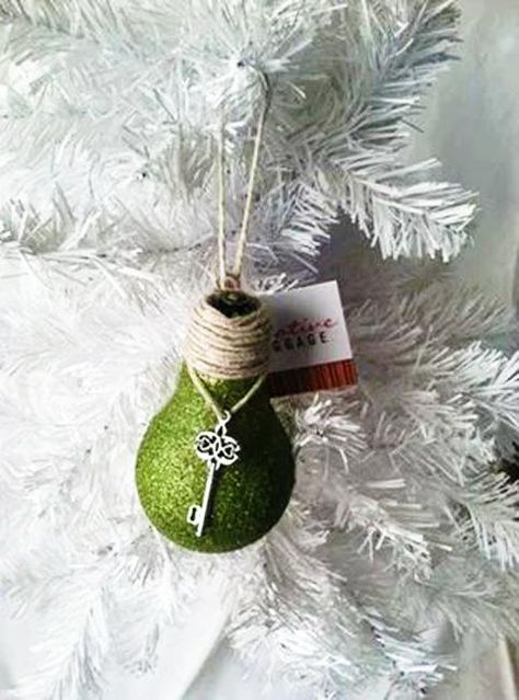 Creative Recycling, Crafts Turning Old Keys into Handmade Christmas Decorations Christmas In July Ornaments, Pinecone Reindeer, Simple Candle Centerpieces, Old Key Crafts, Fall Candle Centerpieces, Crafts For Christmas, Christmas Ornament Diy, Creative Christmas Crafts, Key Crafts