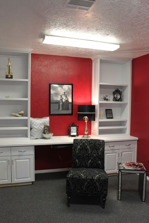 Maybe white shelves in my red office Red Black And White Office Ideas, Black And White Office Ideas, White Office Ideas, Red Bedroom Walls, Black And White Home Office, Masculine Office, Black Home Office, Red Office, Black And White Office