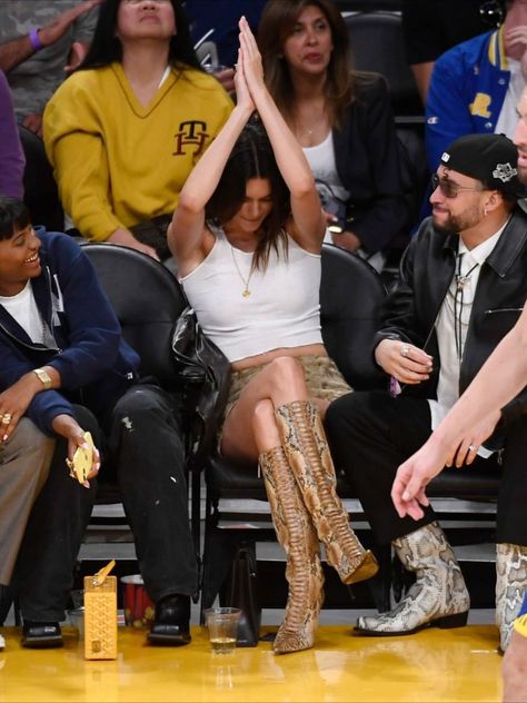 Kendall Jenner and Bad Bunny attends Lakers vs Warriors Game 5.12.23 Kendall Jenner Basketball Game Outfit, Kendall Jenner Bad Bunny, Lakers Vs Warriors, Nba Style, Kendall Jenner Modeling, Basketball Game Outfit, Color Living Room, Warriors Game, Nba Outfit