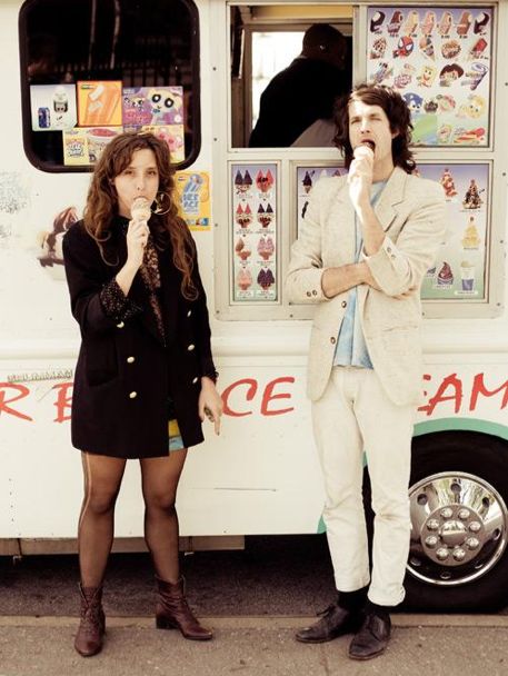 beach house Beach House Music, Duo Photoshoot, Beach House Band, Victoria Legrand, Beach House Pictures, Beach House Aesthetic, House Photos, Celebrity Culture, Dream Pop