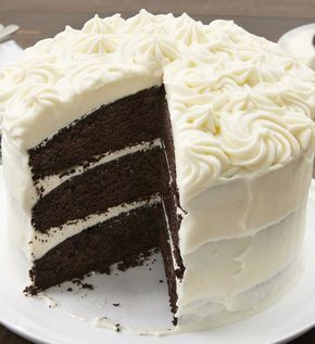 White Cake Frosting, Fluffy White Cake, Fluffy Frosting Recipes, Sugar Free Frosting, Chocolate Buttercream Recipe, Fluffy Frosting, White Chocolate Buttercream, Dairy Free Cake, White Cake Recipe