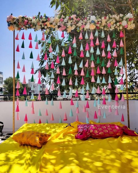 Mehndi Decoration Ideas At Home, Indian Outdoor Wedding Decor, Mehndi Decoration Ideas, Haldi Decoration Ideas, Haldi Ceremony Decorations, Mehendi Decor Ideas, Glamorous Wedding Decorations, Simple Wedding Decorations, Desi Wedding Decor