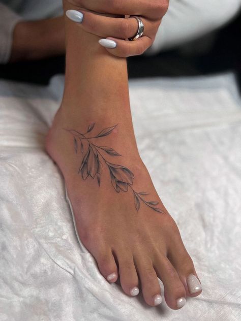 Ankle Tattoo Scar Cover, Dainty Vine Tattoo Ankle, Foot Wrap Tattoo, Leaves Tattoo Ankle, Big Ankle Tattoos For Women, Top Foot Tattoos For Women, Delicate Foot Tattoos For Women, Tattoo Foot Woman, Fine Line Foot Tattoo