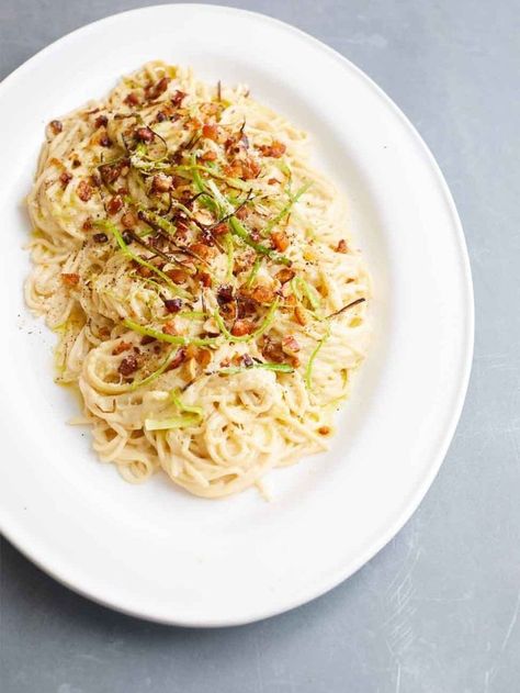 Jamie Oliver Cauliflower Cheese, Veggie Dinners, Cauliflower Pasta, Fakeaway Recipes, Quick Pasta, Cheese Spaghetti, Jamie Oliver Recipes, Cauliflower Cheese, Veggie Food