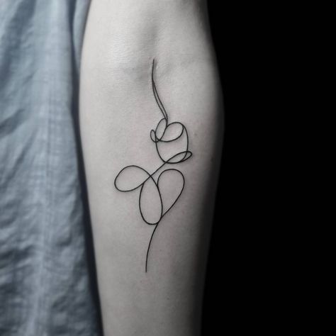 17 minimally abstract tattoos that can be your little secret Abstract Minimalist Tattoo, Tattoo Tulip, Abstract Flower Tattoos, Simple Line Tattoo, Lines Tattoo, Line Drawing Tattoos, Abstract Art Tattoo, Abstract Tattoo Ideas, Tato Minimal