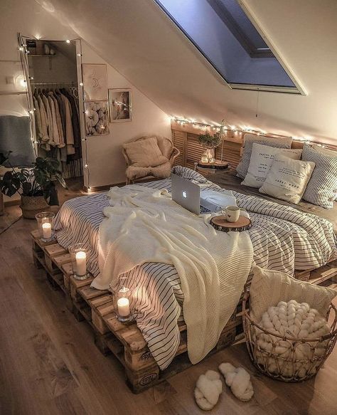 Bedroom Scandinavian Style Cozy, Decluttered Bedroom, Bedroom Ideas Simple Cozy, Bedroom Inspiration Cozy, Koti Diy, Western Bedroom Decor, Western Rooms, Dream Bedroom Inspiration, Winter Bedroom