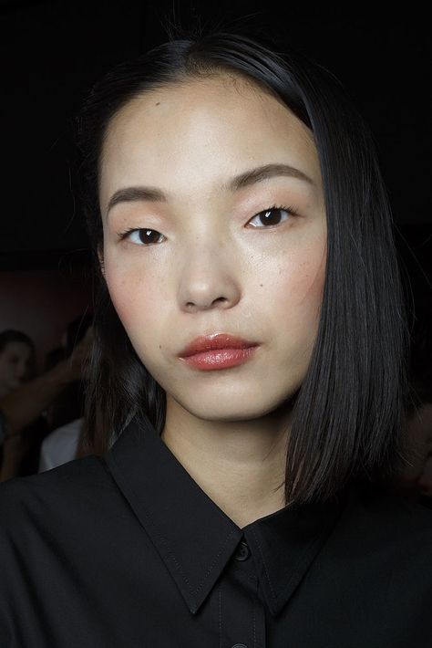 Xiao Wen Ju at Christophe Lemaire Spring 2015 Xiao Wen Ju, Egyptian Hairstyles, Mexican Hairstyles, Christophe Lemaire, Popsugar Beauty, Chinese Hairstyle, Fashion Pictures, Versace, Beauty Hacks