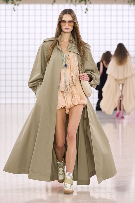 Chloé Spring 2025 Ready-to-Wear
https://www.vogue.com/fashion-shows/spring-2025-ready-to-wear/chloe/slideshow/collection#43 Florence Welch, Spring 2025, Moda Paris, Vogue Fashion, Elton John, Paris Fashion, Runway Fashion, Paris Fashion Week, Harry Styles