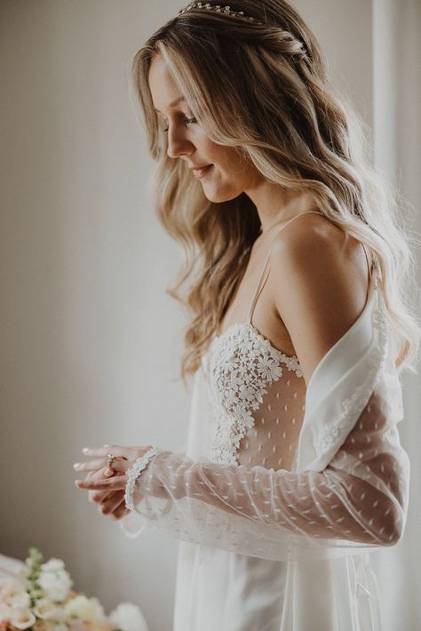 bride getting ready on wedding day in white robe and chemise Bridal Getting Ready Outfit, Getting Ready Wedding Outfit, Bride Getting Ready Outfit, Getting Ready Outfits, Bridal Getting Ready, Ready Outfits, Bridesmaids Robes, Bridal Party Outfit, Flora Nikrooz