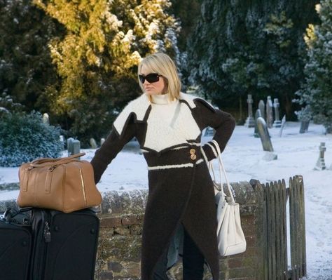 Cameron Diaz in The Holiday wearing a shearling coat and sunglasses Holiday Cameron Diaz, Cameron Diaz Movies, Goldie Hawn, Bridget Jones, Jude Law, Cameron Diaz, Style Inspiration Winter, Zooey Deschanel, Holiday Movie