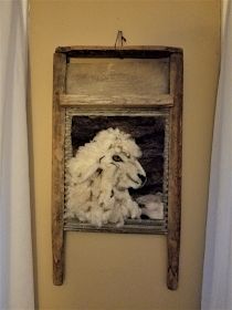 22 Applegate Lane: 12 Uses for a Vintage Washboard Old Wash Boards Decor Ideas, Washboard Crafts, Washboard Decor, Vintage Washboard, Old Washboards, Hinges Diy, Felt Painting, Go Pats, Lost Socks