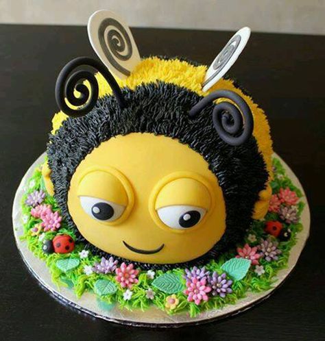 Bumble Bee Cake...these are the BEST Cake Ideas! Disney Birthday Cake, Bumble Bee Cake, 3d Dort, Birthday Cake Tutorial, Cookies Cupcake, Gateau Baby Shower, Disney Birthday Cakes, Bee Cakes, Hello Sweetie