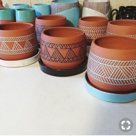 Diy Keramik, Plant Pot Design, Plant Pot Diy, Pottery Pots, Painted Pots Diy, Flower Pot Design, Painted Plant Pots, Painted Clay Pots, Terracotta Plant Pots