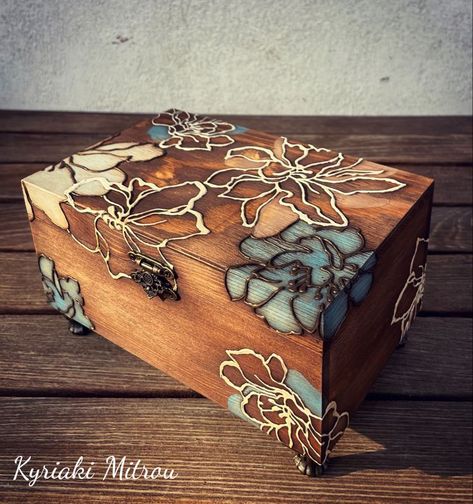 Decorative Boxes Wooden, Painting A Box Ideas, Box Decoration Ideas Painting, Diy Jewlery Box, Wooden Box Crafts, Decorative Wooden Boxes, Jewelry Box Makeover, Painted Wooden Boxes, Painted Jewelry Boxes