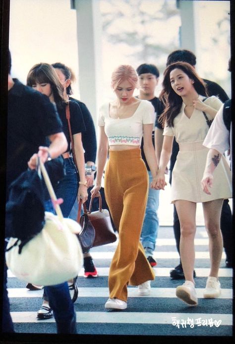 Vay Body, Blackpink Airport, Romeo Ve Juliet, Rose Outfit, Airport Fashion Kpop, Korean Airport Fashion, Mode Ulzzang, Look Rose, Rose Fashion