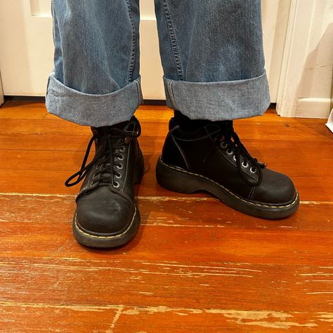 Super Cute Vintage Lace Up Doc Martens. Well Taken Care Of And Have A Brand New Pair Of Black Laces. 90s Grunge Shoes, Chunky Boots Fall, Lace Up Doc Martens, Dr Martens Aesthetic, Docs Shoes, Platform Black Boots, Doc Martens Aesthetic, Ashlyn Banner, Outfits With Doc Martens