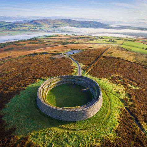 On the summit of Greenan Mountain is the stone fort known as the Grianán of Aileach. From the site there are spectacular views over Lough Foyle Lough Swilly and the surrounding countryside. The stone fort is believed to have been constructed during the 8th or 9th century as the seat of the Cenél nEógain rulers of the ancient kingdom of Aileach. Limerick City, Ireland Road Trip, Ireland Itinerary, Fauna Marina, Road Trip Planner, County Donegal, Round Tower, Irish History, Londonderry