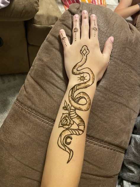 Snake Henna Tattoo Simple, Henna Snake Designs Easy, Dragon Henna Tattoo Hand, Mehendi Designs Snake, Henna Tattoo Designs Hand Aesthetic, Snake Drawing On Hand, Henna Design Thigh, Henna Tatoos Ideas Arm, Skull Henna Design