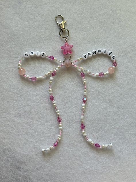 linnie ⛈️ (@acorntae) on X Beaded Bow Keychain, Crafts With Ribbon, Bead Keychain Diy, Beaded Keychain Ideas, Beaded Jewelry Ideas, Bow Beads, Beaded Bow, Bead Charms Diy, Beaded Necklace Diy