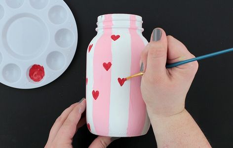 Painted Jars Aesthetic, Mason Jar Painting Ideas, Holiday Arts And Crafts, Valentine Mason Jar, Vintage Valentine Crafts, Mason Jar Vase, Parents Weekend, Arte Aesthetic, Easy Valentine Crafts