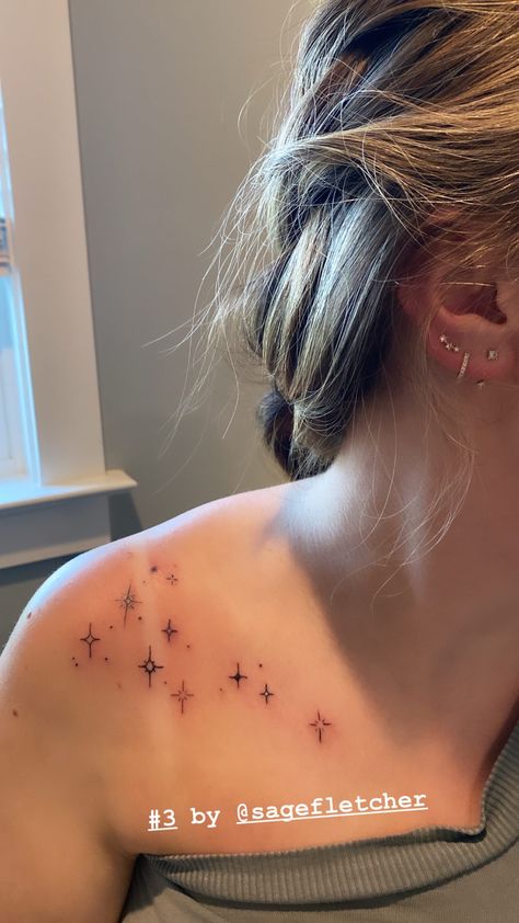 Shoulder Stars Tattoos For Women, Star Sparkle Tattoo Shoulder, Small Stars On Shoulder Tattoo, Colar Bone Star Tattoo, Collar Bone Tattoos Stars, Stardust Tattoo Shoulder, Sparkle On Shoulder Tattoo, Shoulder Star Tattoos For Women, Sparkles On Collarbone Tattoo