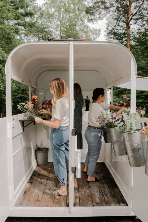 Farm Stand Ideas Farmers' Market, Flower Trailer Business, Flower Wagon Ideas, Vintage Florist Aesthetic, Mobile Flower Cart, Flower Truck Ideas, Diy Flower Cart, Flower Truck Business, Mobile Flower Shop