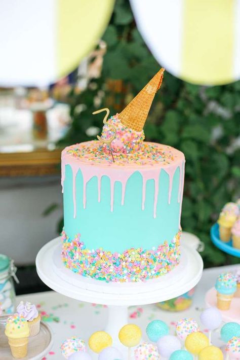 What a stunning cake at a ice cream birthday party! See more party ideas at CatchMyParty.com! Baby Shower Pasta, Tort Harry Potter, Torturi Baby Shower, Summer Birthday Cake, Tårta Design, Ice Cream Birthday Party, Ice Cream Theme, Dessert Party, A Birthday Cake