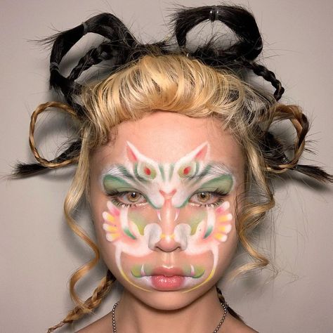 Artsy Makeup, Funky Makeup, Face Art Makeup, Painted Faces, Cool Makeup Looks, Unique Makeup, Art Face, Dope Makeup, Eye Makeup Art