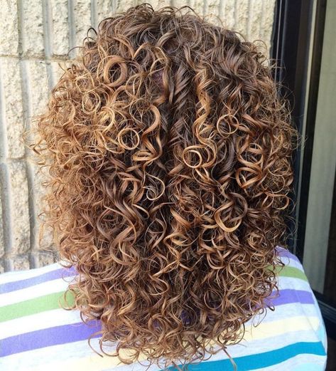 Medium Perm Hair with Subtle Highlights Perm Types, Perms For Medium Hair, Medium Perm, Photos Of Hairstyles, Types Of Perms, Loose Perm, Wavy Perm, Curly Perm, Permanent Waves