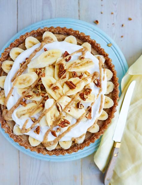 Raw vegan banoffee pie recipe - vegans have the last laugh with this decadent banoffee pudding with fluffy coconut cream and raw caramel. Vegan Banoffee, Vegan Banoffee Pie, Raw Vegan Dessert Recipes, Vegan Pies Recipes, Banoffee Pie Recipe, Summer Cake Recipes, British Desserts, Raw Vegan Desserts, Raw Cake