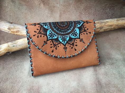 Art Du Cuir, Diy Leather Wallet, Natural Leather Bag, Diy En Cuir, Leather Bag Tutorial, Leather Engraving, Leather Bag Pattern, Leather Dye, Hand Painted Leather